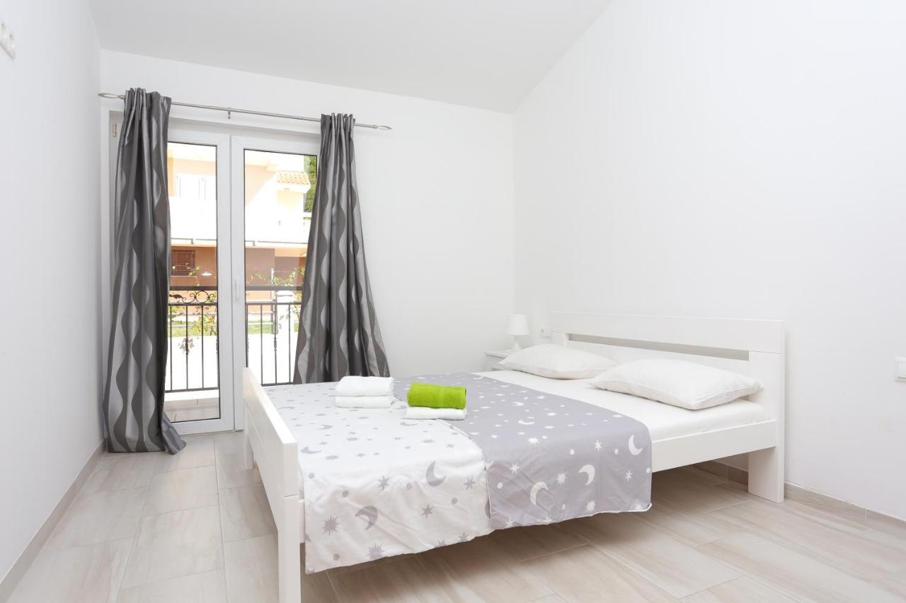 Apartments With A Parking Space Stanici, Omis - 17894 الغرفة الصورة